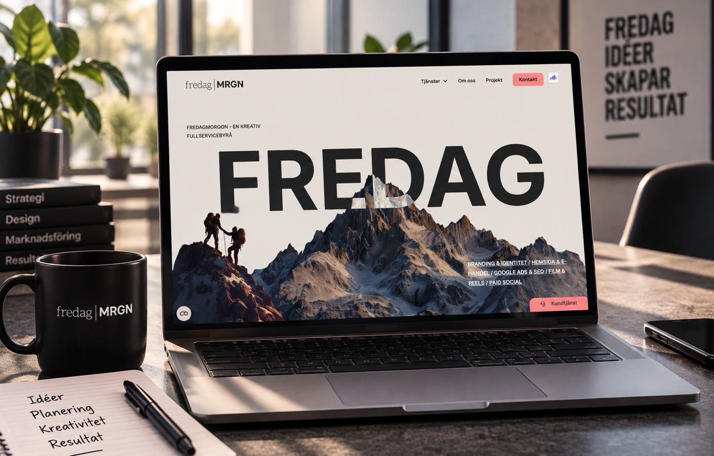 Website von Fredag Morgon auf einem Laptop in einer kreativen Büroumgebung